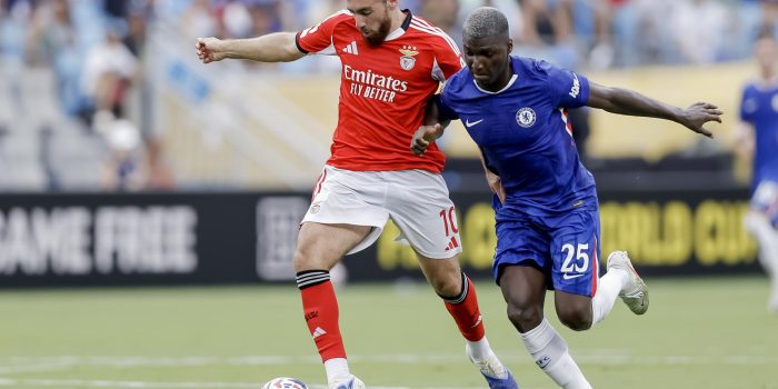 Moisés Caicedo (d), del Chelsea, durante el partido del Mundial de Clubes ante el Benfica en Charlotte. EFE/EPA/BRIAN WESTERHOLT