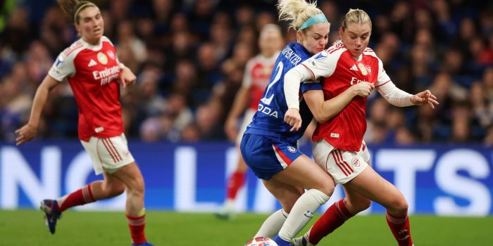 Alessia Russo compite por un balón con Ellie Carpenter. EFE/EPA/ANDY RAIN