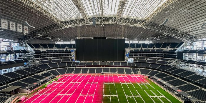 Fotografía que muestra luces de cultivo sobre la cancha del estadio AT&T, en Dallas, que recibirá nueve partidos del Mundial FIFA 2026. EFE/Carlos Ramírez