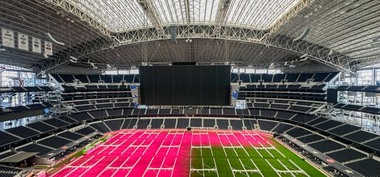 Fotografía que muestra luces de cultivo sobre la cancha del estadio AT&T, en Dallas, que recibirá nueve partidos del Mundial FIFA 2026. EFE/Carlos Ramírez