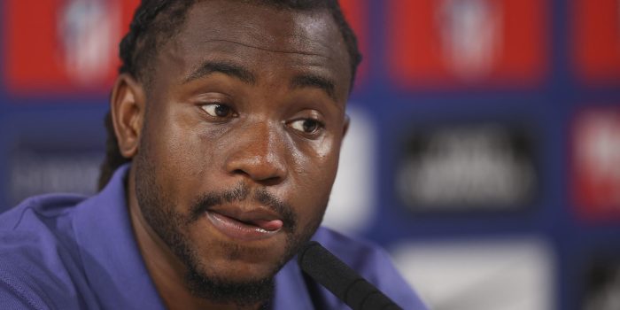 El delantero nigeriano del Atlético de Madrid Ademola Lookman ofrece una rueda de prensa este lunes, en Majadahonda (Comunidad de Madrid), previa al partido de ida de las semifinales de la Liga de Campeones UEFA que disputan ante el Arsenal el miércoles. EFE/ Víctor Lerena