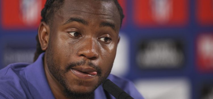 El delantero nigeriano del Atlético de Madrid Ademola Lookman ofrece una rueda de prensa este lunes, en Majadahonda (Comunidad de Madrid), previa al partido de ida de las semifinales de la Liga de Campeones UEFA que disputan ante el Arsenal el miércoles. EFE/ Víctor Lerena
