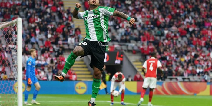 El delantero del Betis Cucho Hernandez durante el partido de ida de cuartos de final de la UEFA Europa League que han jugado Sporting de Braga y Real Betis, en Braga, Portugal. EFE/EPA/HUGO DELGADO