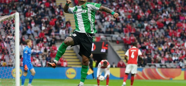 El delantero del Betis Cucho Hernandez durante el partido de ida de cuartos de final de la UEFA Europa League que han jugado Sporting de Braga y Real Betis, en Braga, Portugal. EFE/EPA/HUGO DELGADO
