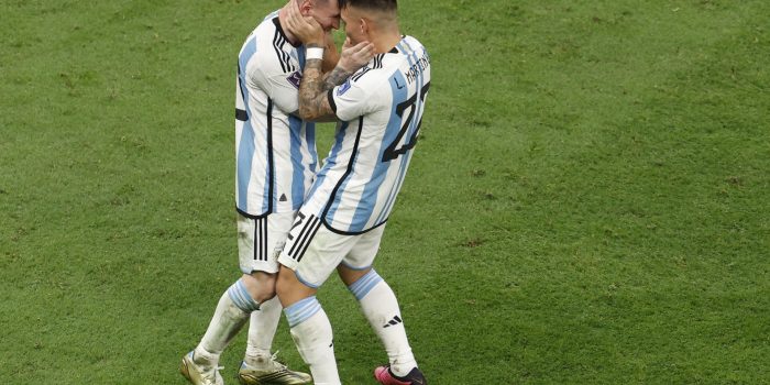 Lionel Messi (i) de Argentina celebra con Lautaro Martínez, en una fotografía de archivo. EFE/ Alberto Estevez