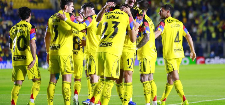 Jugadores de América celebran un gol este miércoles, durante un partido de los octavos de final de la Copa de Campeones Concacaf ENTRE América y Philadelphia en el estadio Ciudad de los Deportes, en Ciudad de México (México). EFE/Sáshenka Gutiérrez