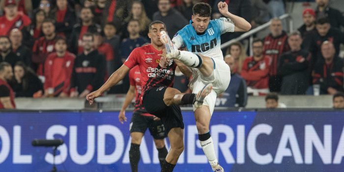 Christian (i) de Paranaense disputa un balón con Juan Ignacio Nardoni de Racing en el partido de ida de cuartos de final de la Copa Sudamericana. EFE/ Hedeson Alves