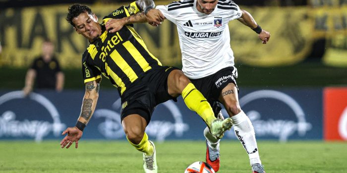 Jesús Trindade (i), de Peñarol, disputa un balón con Cristián Riquelme, de Colo Colo, en un partido de la Serie Río de La Plata entre Peñarol y Colo-Colo en el Estadio Centenario en Montevideo (Uruguay). EFE/Gastón Britos