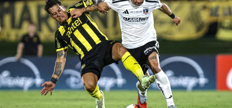Jesús Trindade (i), de Peñarol, disputa un balón con Cristián Riquelme, de Colo Colo, en un partido de la Serie Río de La Plata entre Peñarol y Colo-Colo en el Estadio Centenario en Montevideo (Uruguay). EFE/Gastón Britos