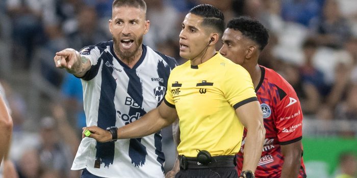Sergio Ramos (i) de Monterrey le reclama al arbitro Martín Molina (c) durante un partido del Torneo Apertura 2025 entre Monterrey y Mazatlán en el estadio BBVA en Monterrey (México). Imagen de archivo. EFE/Miguel Sierra