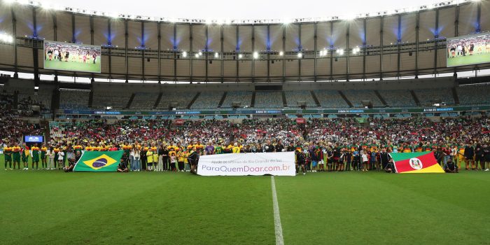 Exfutbolistas, como Ronaldinho Gaúcho, Cafú, Bebeto y Adriano, o el argentino Andrés d'Alessandro, y artistas posan antes del partido en favor de las víctimas de las inundaciones en el estado Rio Grande do Sul que se jugó este domingo en el estadio Maracaná, de Río de Janeiro. EFE/André Coelho