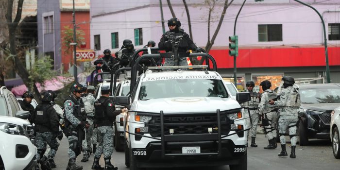 Integrantes de la Guardia Nacional resguardan la zona donde trasladaron el cuerpo de Nemesio Rubén Oseguera Cervantes, alias 'El Mencho', líder del Cártel Jalisco Nueva Generación (CJNG) abatido en Ciudad de México (México). EFE/ Mario Guzmán
