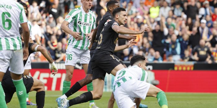 César Tárrega (c), del Valencia, supera la defensa del Real Betis para marcar el 1-0, durante el partido de la jornada 14 de Liga disputado este sábado en el estadio de Mestalla. EFE/Ana Escobar