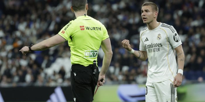El delantero argentino del Real Madrid, Franco Mastantuono, protesta su expulsión al colegiado Muñiz Ruiz durante el encuentro correspondiente a la jornada 26 de Laliga EA Sports que han disputado este lunes frente al Getafe en el estadio Santiago Bernabéu, en Madrid. EFE / Juanjo Martín.