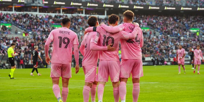 Jugadores del Inter Miami celebran este sábado la victoria por 2-1 sobre el DC United en el M&T Bank Stadium en Baltimore. EFE/ Octavio Guzmán