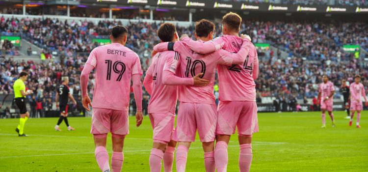 Jugadores del Inter Miami celebran este sábado la victoria por 2-1 sobre el DC United en el M&T Bank Stadium en Baltimore. EFE/ Octavio Guzmán