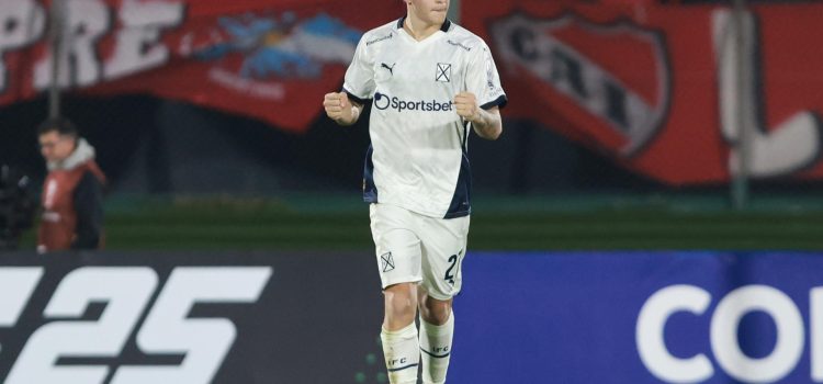 Diego Tarzia de Independiente celebra tras anotar un gol durante el partido de la fase de grupos de la Copa Sudamericana. EFE/ Gastón Britos