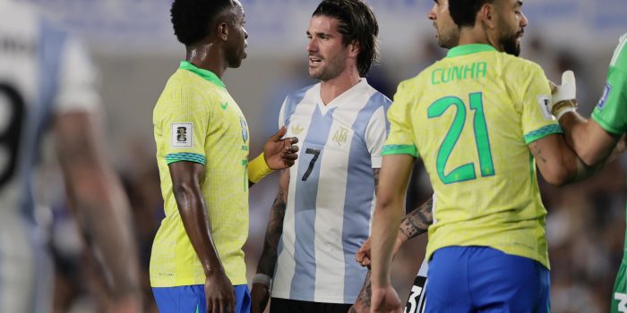 Rodrigo De Paul (c) de Argentina habla con Vinícius Júnior (i) de Brasil durante un partido de las eliminatorias sudamericanas para el Mundial de 2026. EFE/ Luciano González