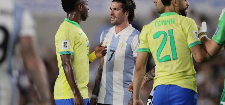 Rodrigo De Paul (c) de Argentina habla con Vinícius Júnior (i) de Brasil durante un partido de las eliminatorias sudamericanas para el Mundial de 2026. EFE/ Luciano González