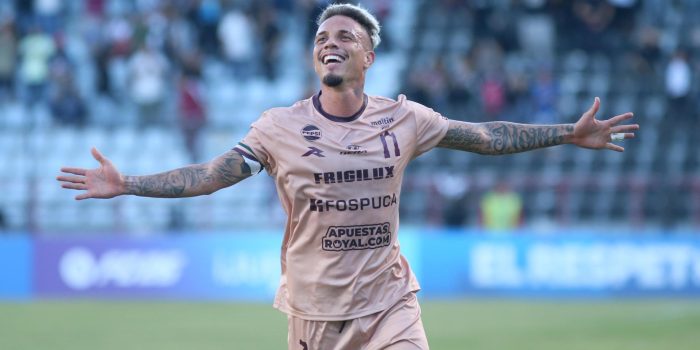 Edson Tortolero, del Carabobo, celebra un gol ante Huachipato en Talcahuano (Chile). EFE/Ignacio Vásquez