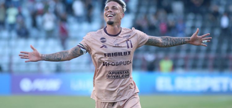 Edson Tortolero, del Carabobo, celebra un gol ante Huachipato en Talcahuano (Chile). EFE/Ignacio Vásquez