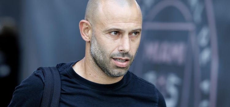El entrenador del Inter Miami's Javier Mascherano celebró este sábado la conquista de la Coferencia Este de la MLS en el Chase Stadium de Fort Lauderdale (Florida), pero advirtió que el objetivo mayor es el título de la Liga, que se disputará el 6 de diciembre. EFE/EPA/Cristobal Herrera Ulashkevich