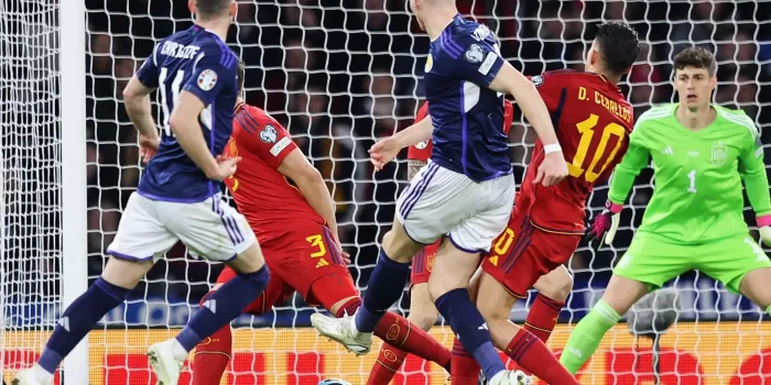 Scott McTominay (C) marca su segundo gol contra España, en el partido disputado en marzo en Glasgow. EFE/EPA/Robert Perry