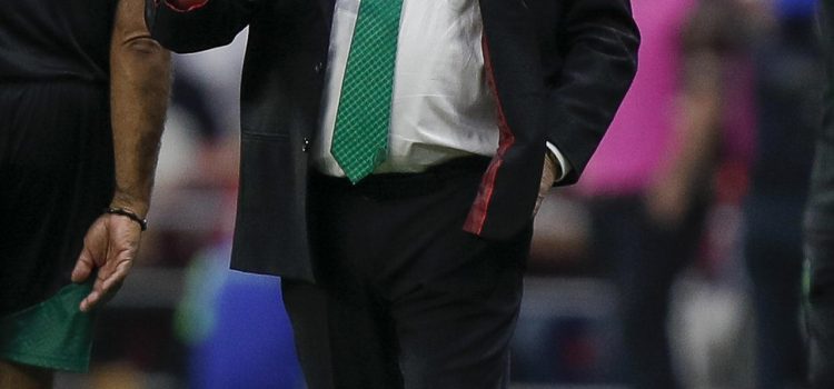 Fotografía de archivo donde aparece el entrenador mexicano Miguel Herrera. EFE/ Isaac Esquivel