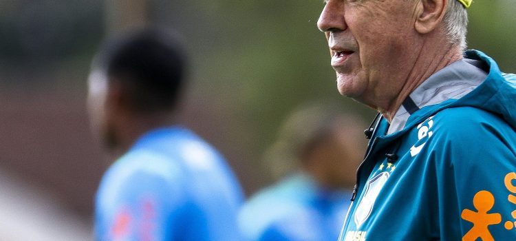El entrenador de Brasil, el italiano Carlo Ancelotti, durante un entrenamiento en la Granja Comary el viernes, en Teresópolis (Brasil). EFE/ Antonio Lacerda