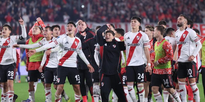 Jugadores de River Plate celebran este sábado la victoria por 1-0 sobre Rosario Central en el estadio Monumental y paso a la final del Torneo Apertura argentino. EFE/ Juan Ignacio Roncoroni