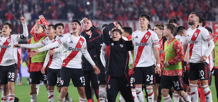 Jugadores de River Plate celebran este sábado la victoria por 1-0 sobre Rosario Central en el estadio Monumental y paso a la final del Torneo Apertura argentino. EFE/ Juan Ignacio Roncoroni