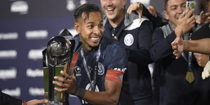 El colombiano Sebastián Villa (izq.), de Independiente Rivadavia, celebra con el trofeo de la Copa Argentina este miércoles tras vencer a Argentinos Juniors en el estadio Presidente Perón, en Córdoba. EFE/ STR