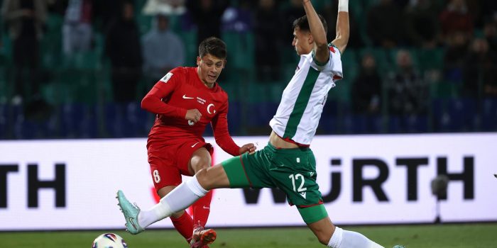 EL jugador turco Arda Guler (I) dispara a puerta en presencia del defensa búlgaro Rosen Bozhinov (d) durante el partido de clasificación al Mundial 2026 correspondiente al grupo E que han jugado Bulgaria y Turquía en Sofia, Bulgaria. EFE/EPA/BORISLAV TROSHEV