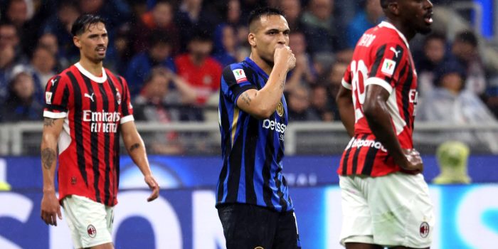 El delantero argentino Lautaro Martinez (C) reacciona durante la semifinal de la Copa Italia que disputaron Inter y Milán, el pasado 23 de abril en San Siro. EFE/EPA/MATTEO BAZZI