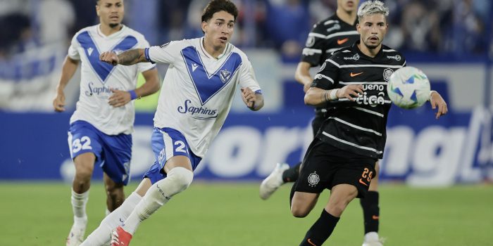 Maher Carrizo (i) de Vélez disputa un balón con Iván Leguizamón de Olimpia en un partido de la fase de grupos de la Copa Libertadores. EFE/ Luciano González