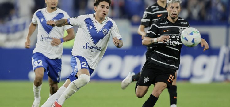 Maher Carrizo (i) de Vélez disputa un balón con Iván Leguizamón de Olimpia en un partido de la fase de grupos de la Copa Libertadores. EFE/ Luciano González