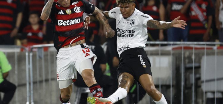 El colombiano Jorge Carrascal (i), de Flamengo, disputa el balón con Marcos Victor, de Ceará, en el estadio Maracaná. EFE/Antonio Lacerda