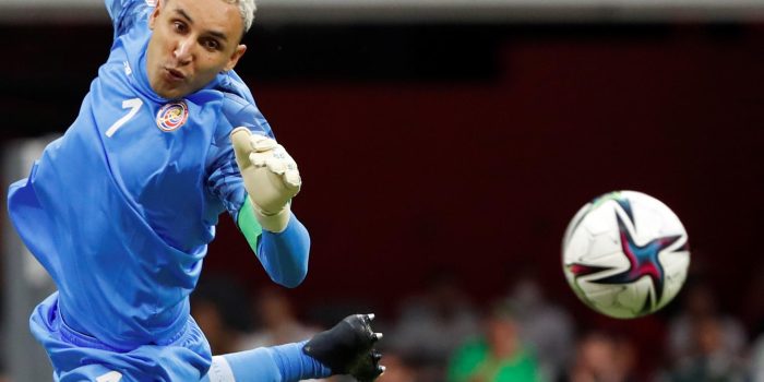 Fotografía de archivo del arquero de Costa Rica Keylor Navas durante en un partido en el estadio Azteca en Ciudad de México (México). EFE/Mario Guzmán
