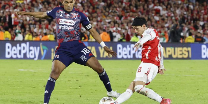 Ómar Fernández (d), de Santa Fe, disputa un balón con Homer Martínez, de Medellín, durante el partido de ida de la final del la liga colombiana en el estadio El Campín en Bogotá (Colombia). EFE/ Mauricio Dueñas Castañeda