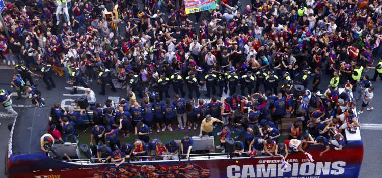 Los jugadores del Barcelona, durante la celebración de LaLiga. EFE/ Quique Garcia