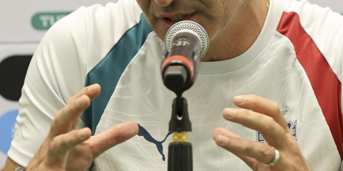 El director técnico de la Selección de Fútbol de Portugal, Roberto Martínez, habla durante en una rueda de prensa este viernes, en el balneario de Cancún (México). EFE/Alonso Cupul