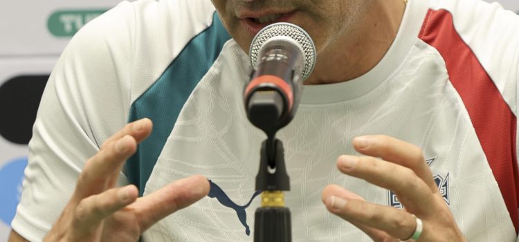 El director técnico de la Selección de Fútbol de Portugal, Roberto Martínez, habla durante en una rueda de prensa este viernes, en el balneario de Cancún (México). EFE/Alonso Cupul