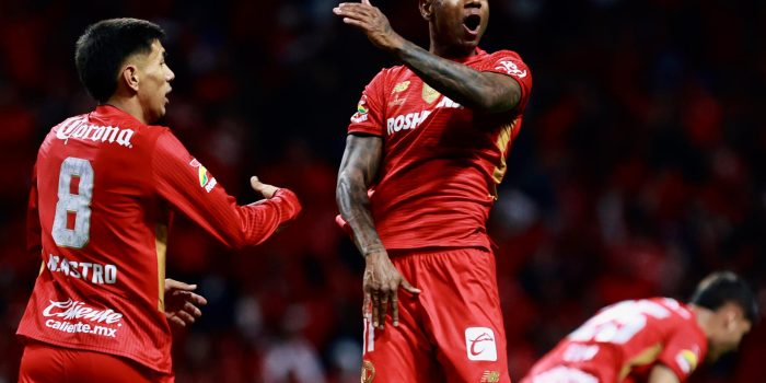 Helio Nunes (d) de Toluca celebra un gol. Imagen de archivo. EFE/Felipe Gutiérrez