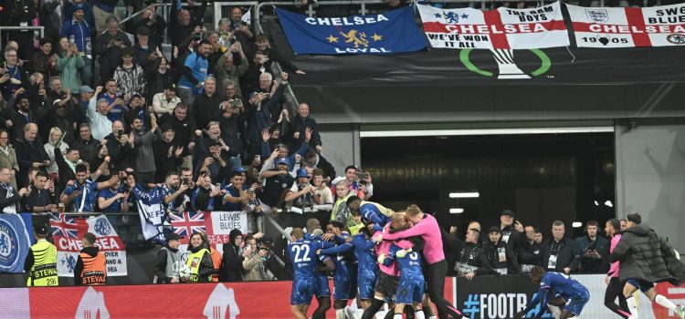 Los jugadores del Chelsea celebran un durante el encuentro correspondiente a la final de la Liga de Conferencia que disputan hoy miércoles Chelsea y Betis en el Tarczynski Arena de Breslávia EFE/EPA/Pawel Jaskolk