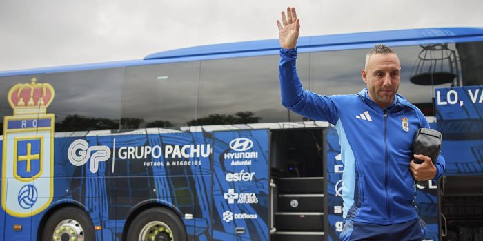 El centrocampista del Oviedo Santi Cazorla saluda a la afición en foto de archivo de David Pérez Cejuela. EFE