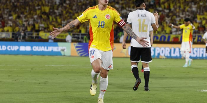 El capitán de Colombia, James Rodríguez, abrió la senda del triunfo ante Bolivia en el estadio Metropolitano de Barranquilla. EFE/Mauricio Dueñas Castañeda