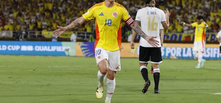 El capitán de Colombia, James Rodríguez, abrió la senda del triunfo ante Bolivia en el estadio Metropolitano de Barranquilla. EFE/Mauricio Dueñas Castañeda