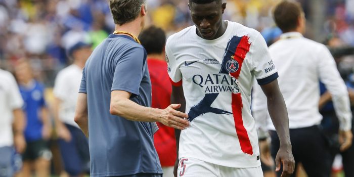Nuno Mendes (d), del PSG después de la final del Mundial de Clubes de la FIFA 2025 entre Chelsea FC y París Saint-Germain, en East Rutherford, Nueva Jersey, EE.UU. EFE/EPA/CJ GUNTHER