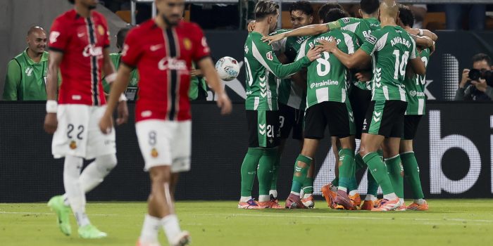 Los jugadores del Real Betis celebran su tercer gol, obra de Abde, durante el partido de la jornada 11 de LaLiga que Real Betis y RCD Mallorca disputan este domingo en el estadio de La Cartuja, en Sevilla. EFE/José Manuel Vidal