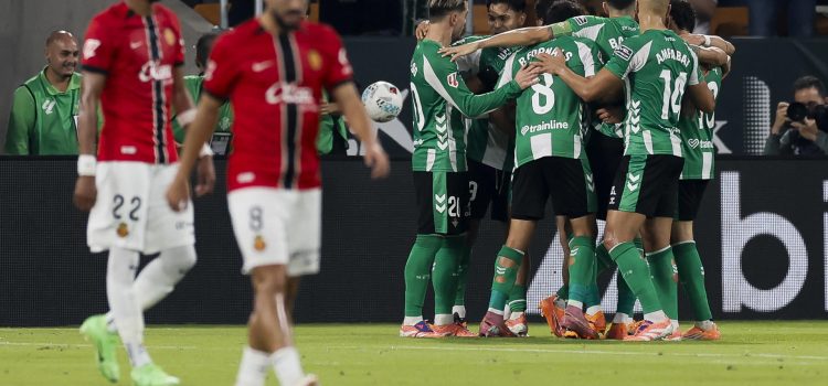 Los jugadores del Real Betis celebran su tercer gol, obra de Abde, durante el partido de la jornada 11 de LaLiga que Real Betis y RCD Mallorca disputan este domingo en el estadio de La Cartuja, en Sevilla. EFE/José Manuel Vidal